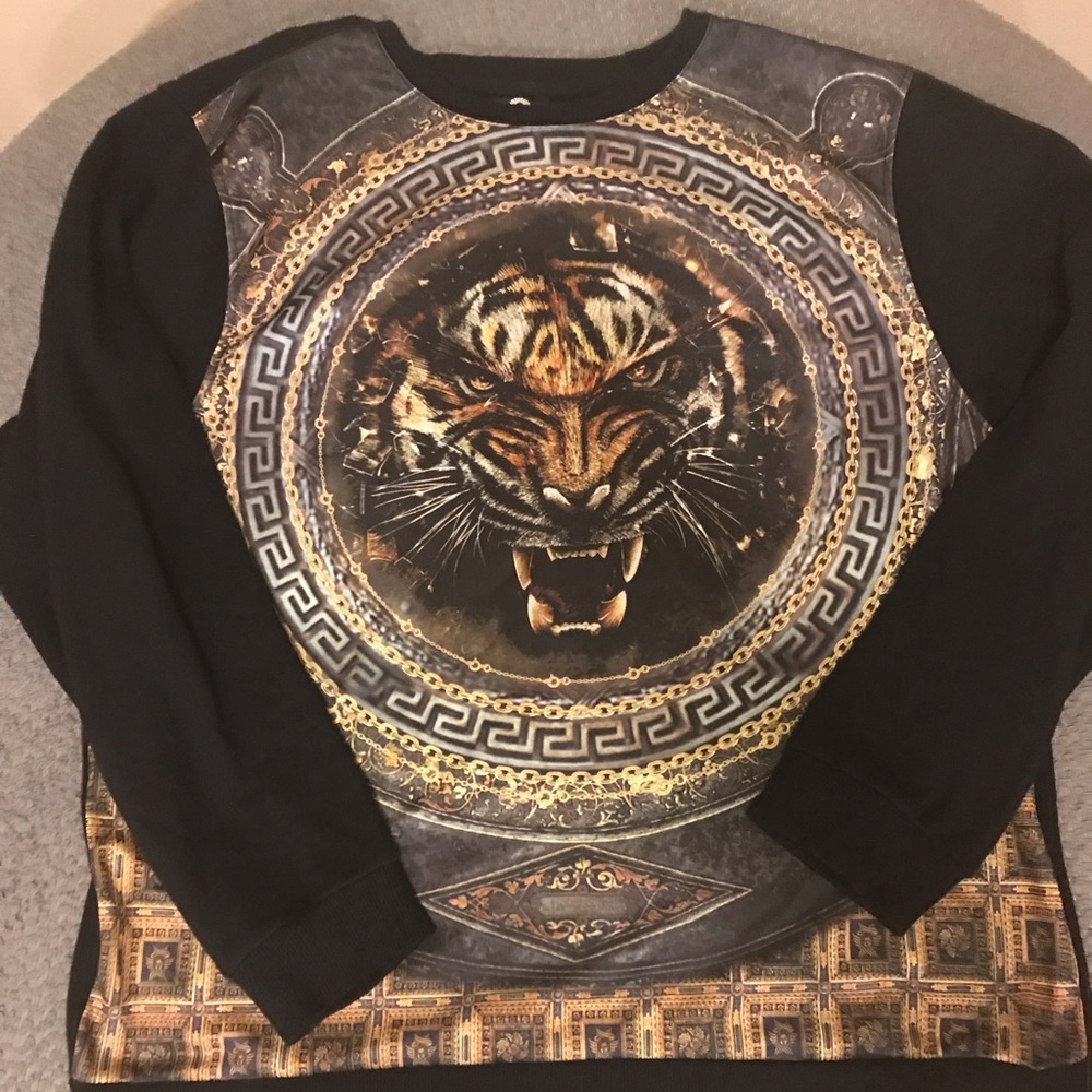 Akademiks crew neck.
